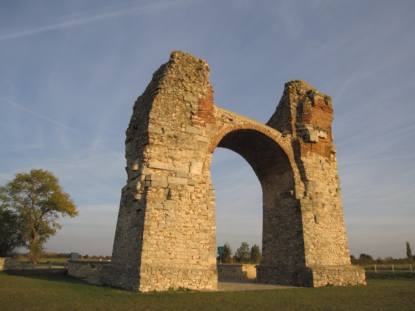 The Roman Heidentor at Carnuntum, Austria. Photo: Gryffindor / Wikimedia Commons, CC BY-SA 3.0