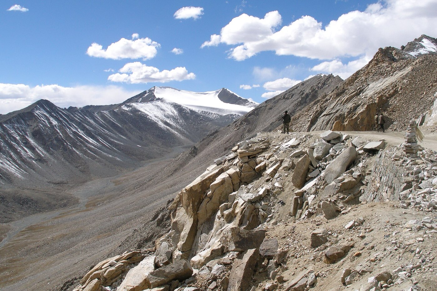 The road up to Khardung La in the Ladakh Range. Photo: Vyacheslav Argenberg / Wikimedia Commons, CC BY 4.0