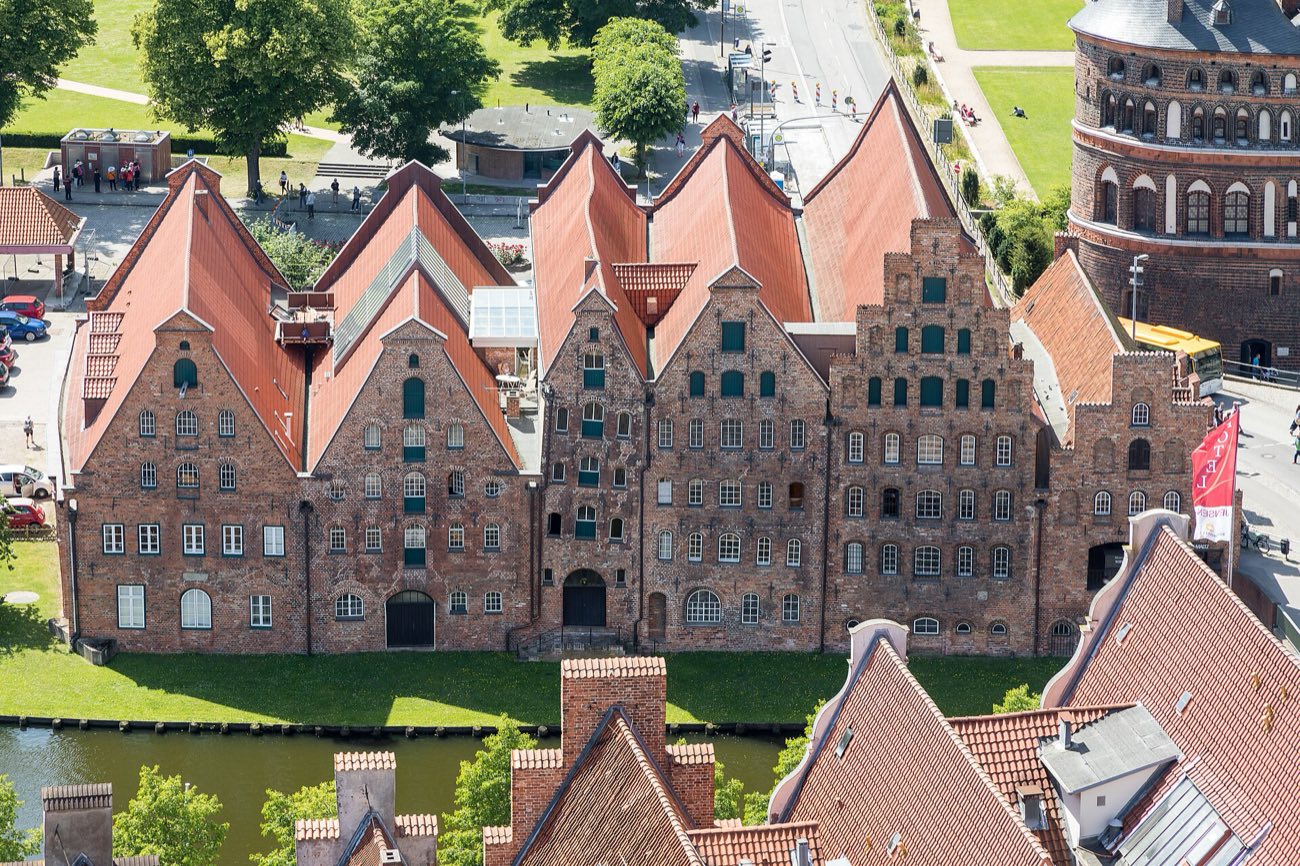 The historic salt storehouses (Salzspeicher) on the Trave in Lübeck. Photo: JoachimKohler-HB / Wikimedia Commons, CC BY-SA 4.0