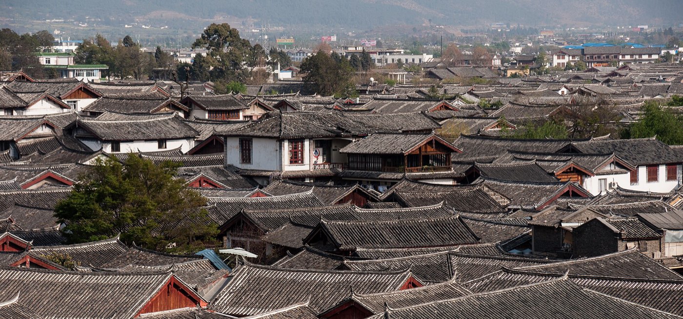 Tiled roofs of Lijiang's old town, Yunnan, China. Photo: CEphoto, Uwe Aranas / Wikimedia Commons, CC BY-SA 3.0