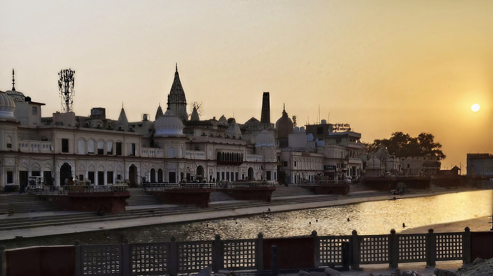 The ghats of Ram ki Paidi on the Saryu in Ayodhya at sunrise · Photo: Aliva Sahoo, CC BY-SA 3.0, via Wikimedia Commons