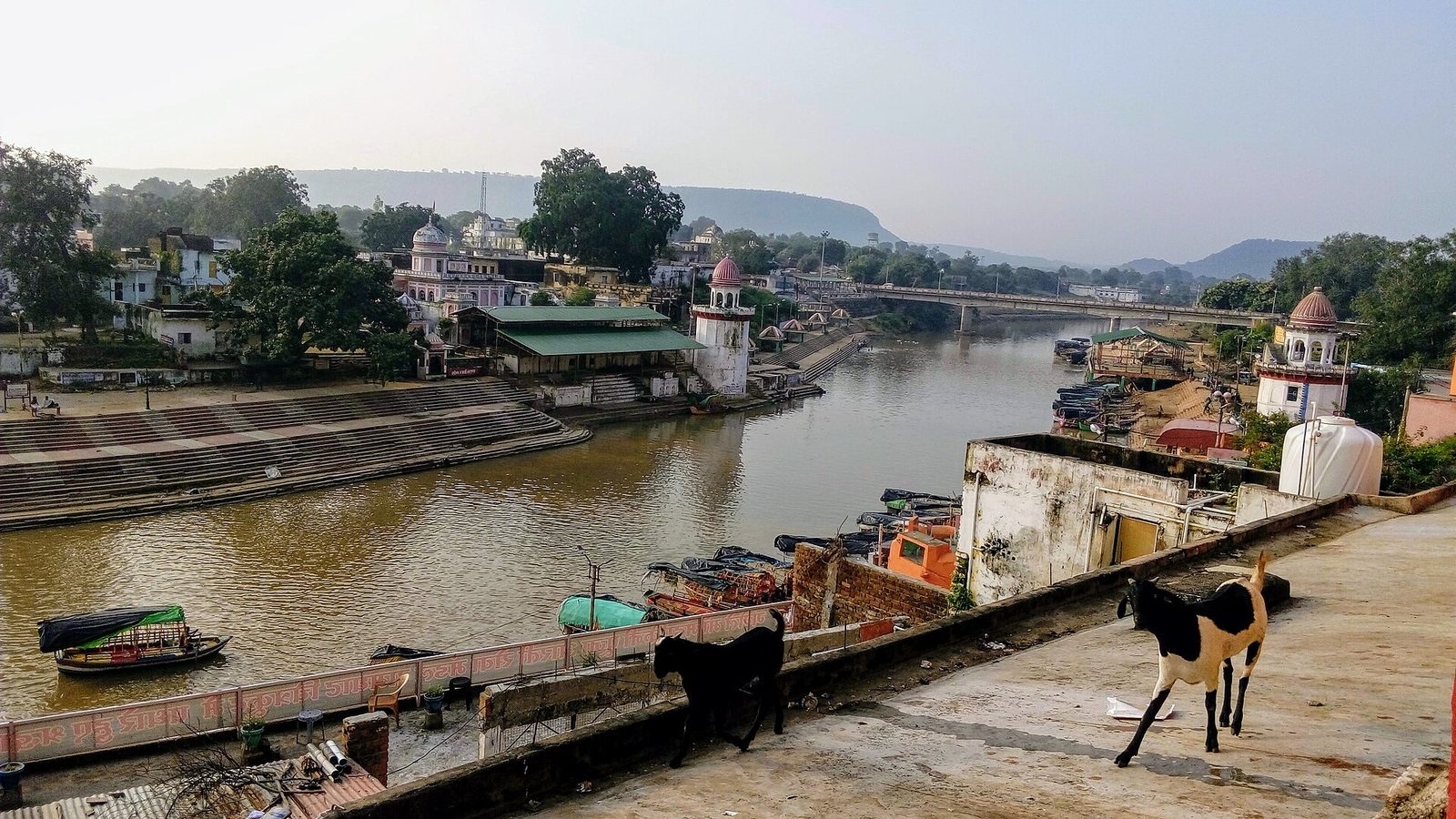 Ramghat on the Mandakini river at Chitrakoot, with temples along the bank · Photo: Engshubham, CC BY-SA 4.0, via Wikimedia Commons