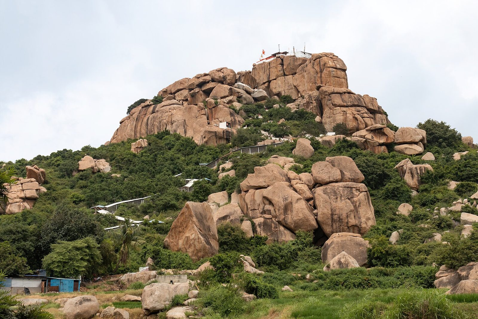 Anjanadri Hill near Hampi, with the white steps climbing through the boulders to the temple on top · Photo: iMahesh, CC BY-SA 4.0, via Wikimedia Commons
