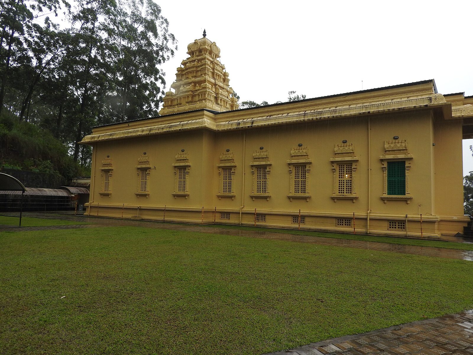 The Bhakta Hanuman temple at Ramboda, in the tea country above Kandy · Photo: Yercaud-elango, CC BY-SA 4.0, via Wikimedia Commons