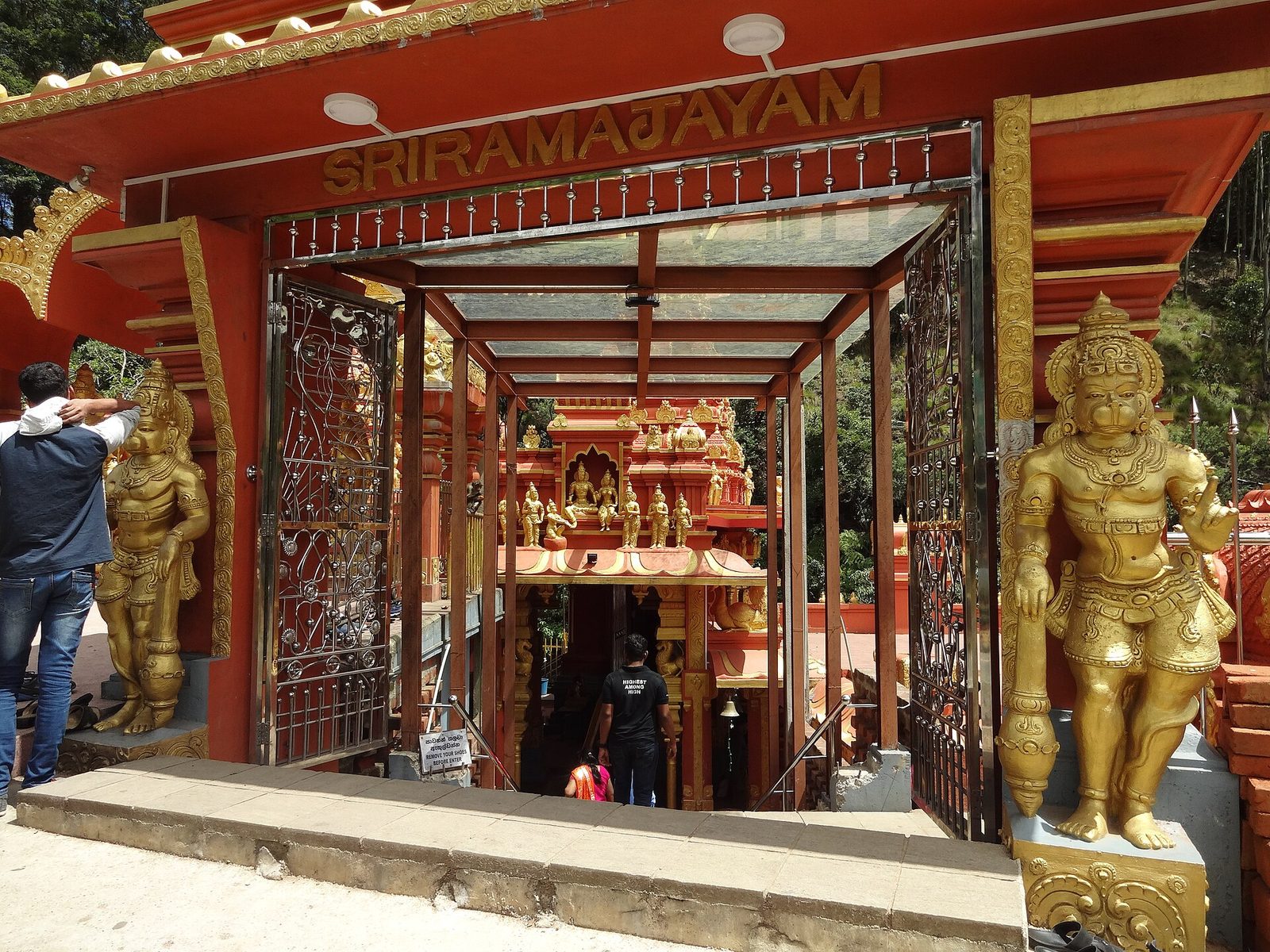 The Seetha Amman temple at Sita Eliya, near Nuwara Eliya · Photo: Z thomas, CC BY-SA 4.0, via Wikimedia Commons