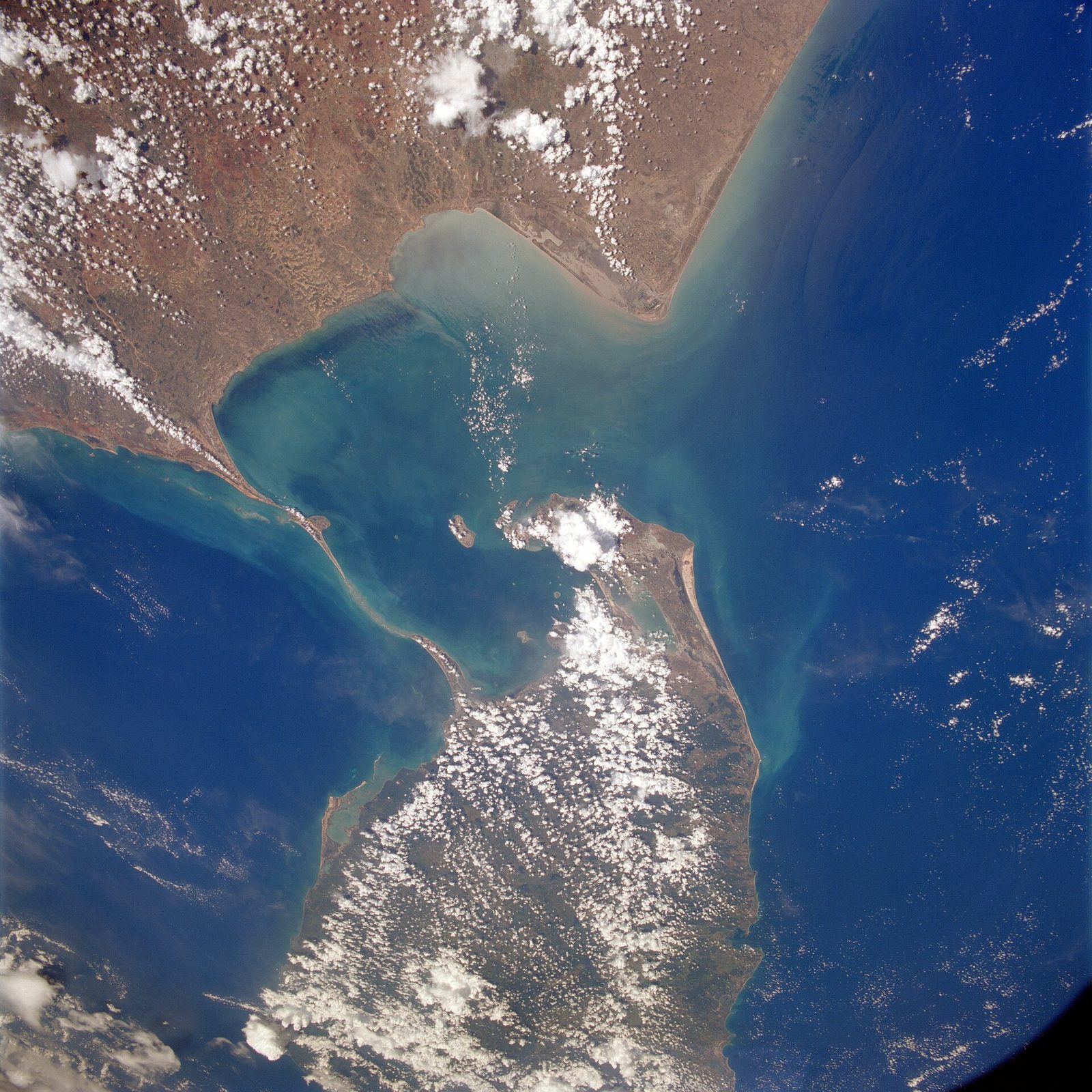 Adam's Bridge from orbit: the chain of shoals between India's Pamban Island and Sri Lanka's Mannar Island · Photo: NASA, public domain